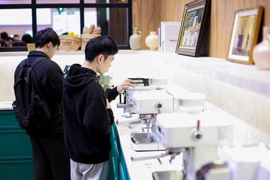 咖啡机成生活必需品,AWE咖啡生活节引领家庭咖啡新潮流(图3) https://upload.cheaa.com/2026/0105/1767603185873