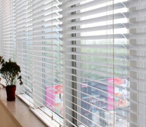 水晶帘子珠、窗帘选购攻略：2024材质对比与安装技巧(图2)